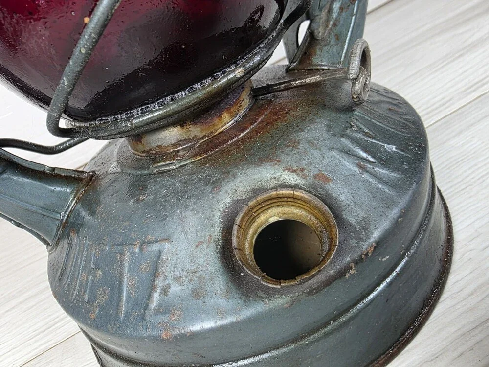 Vintage DIETZ LITTLE WIZARD Kerosene Lantern Red Globe Syracuse NY USA b199